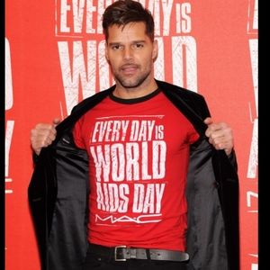 🖤 Rare MAC Artist shirt